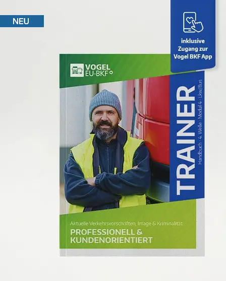 VOGEL EU-BKF Trainer für Modul 4 „Professionell & Kundenorientiert“ mit Berufskraftfahrer vor einem Lkw.